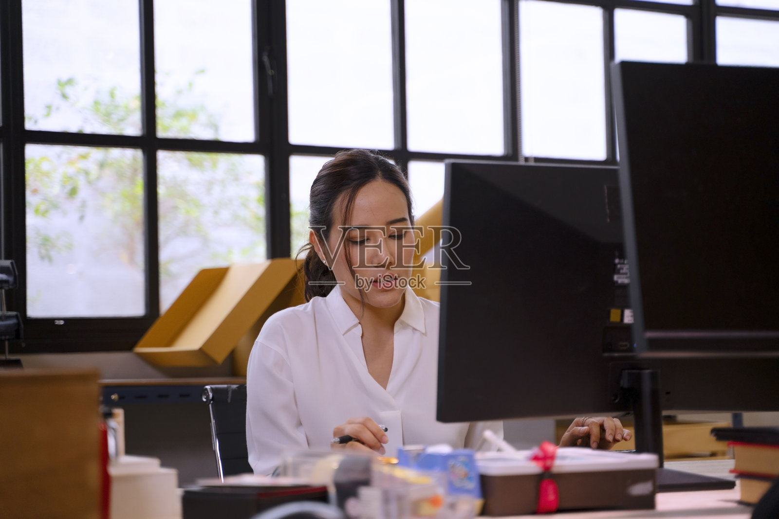 员工在办公室工作。照片摄影图片