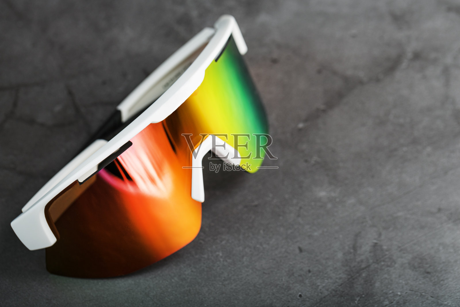 带有红色镜面镜片和黑色背景的白色镜框的运动眼镜照片摄影图片