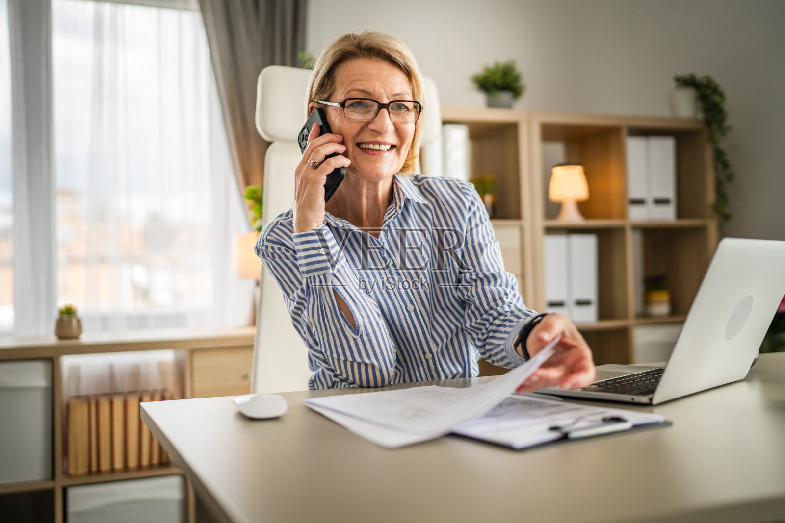 成熟的女人做生意打电话上班聊天开心笑照片摄影图片