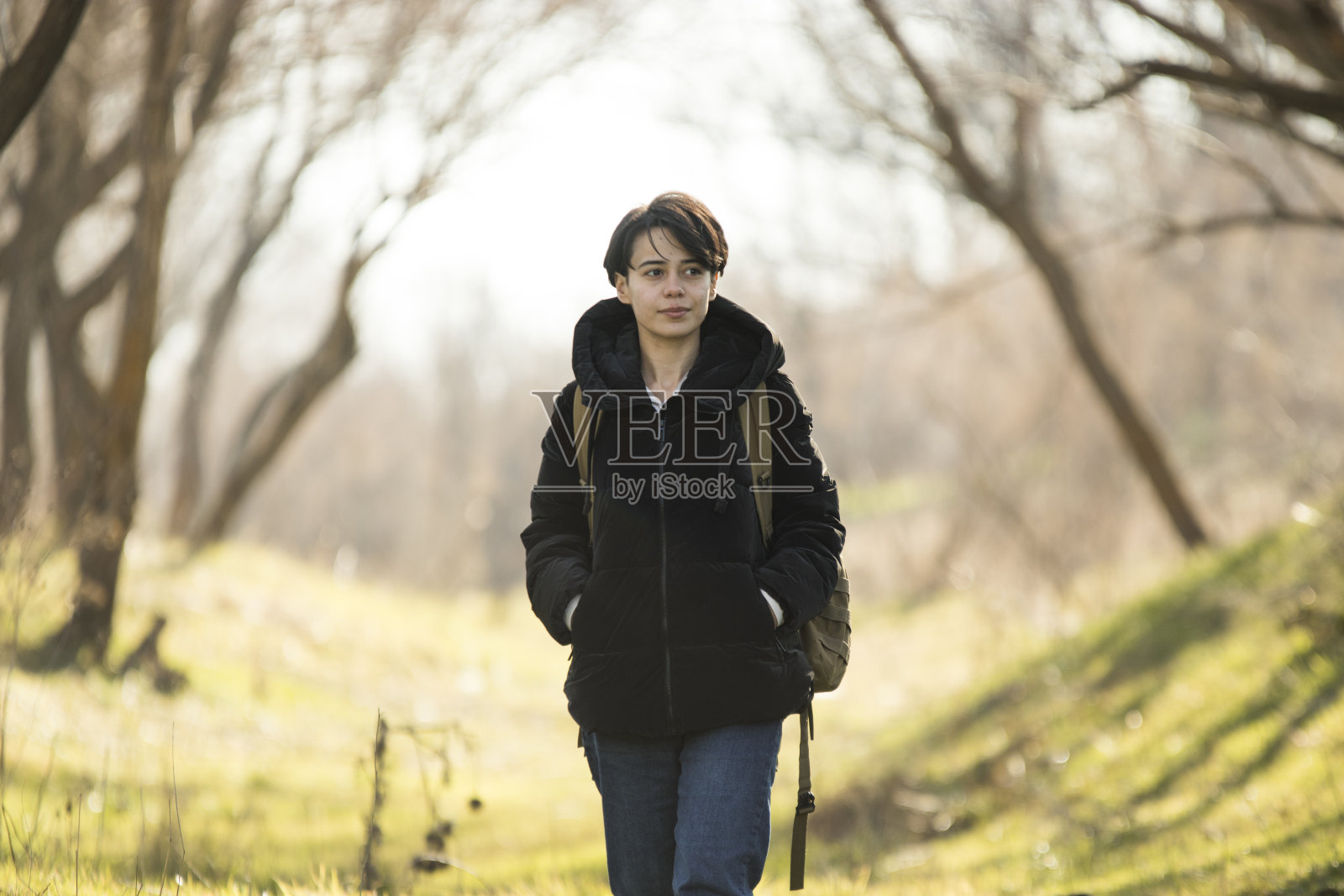 年轻女子在秋天徒步旅行照片摄影图片