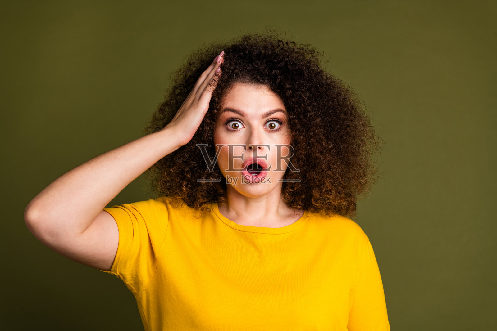 迷人的有趣的女人的肖像触摸chevelure头发张开嘴忘记了截止日期的工作任务孤立在卡其色的背景照片摄影图片