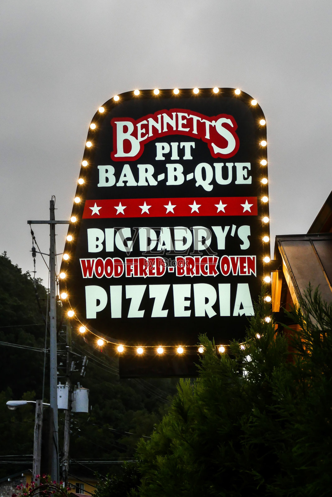 Bennetts Pit Bar-B-Que和Big daddy披萨店的招牌照片摄影图片
