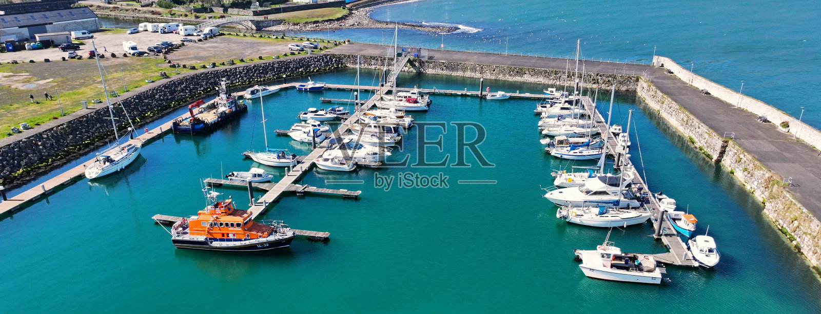 鸟瞰美丽的港口和码头格伦姆村在郡安特里姆北爱尔兰照片摄影图片