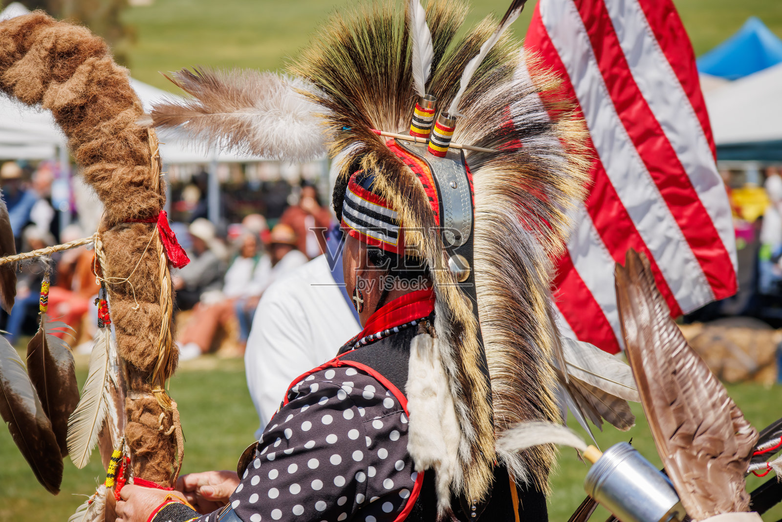 丘马什日和部落间的聚会。马里布布拉夫斯公园正在庆祝举办一年一度的丘马什日祈祷仪式24周年。照片摄影图片