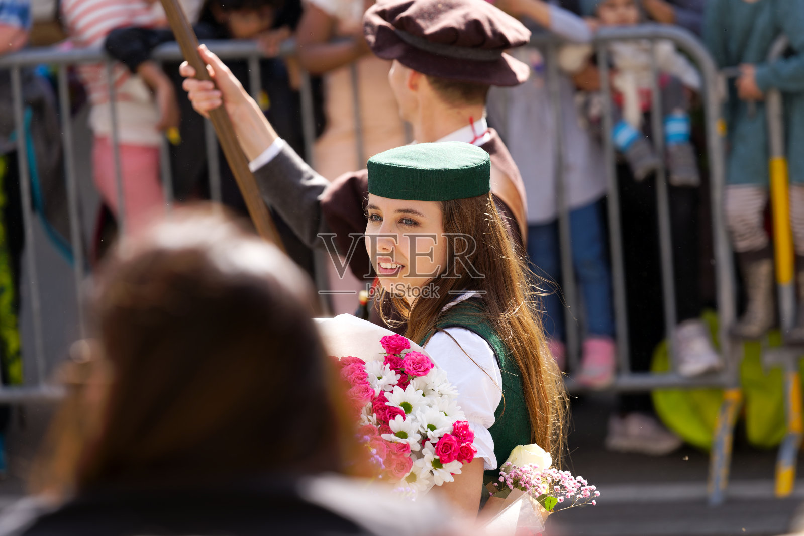 在瑞士小镇著名的节日上，穿着历史服装的妇女的高角度视角。照片摄影图片