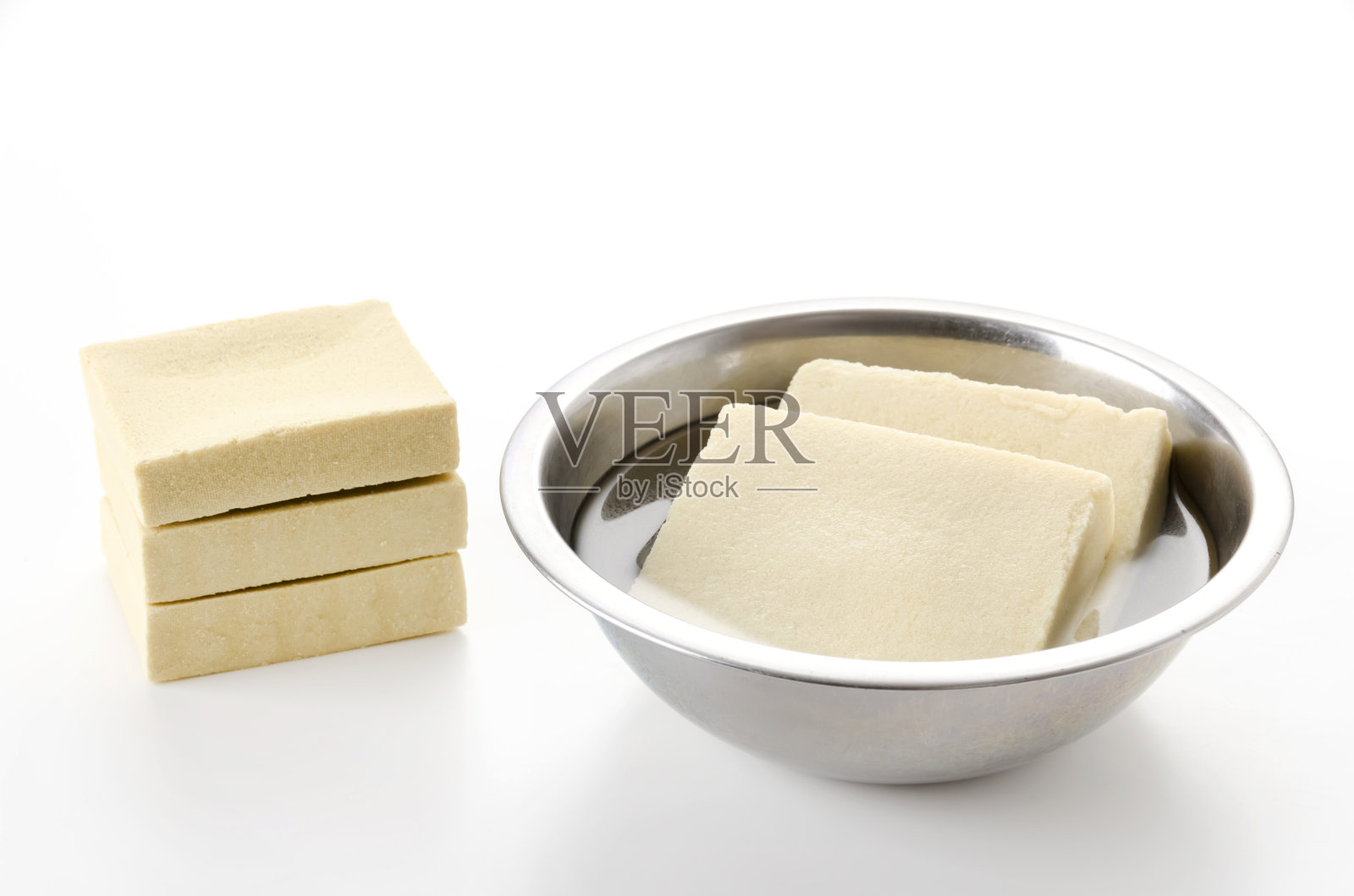 将Koya豆腐(冻干豆腐)浸泡在水中照片摄影图片