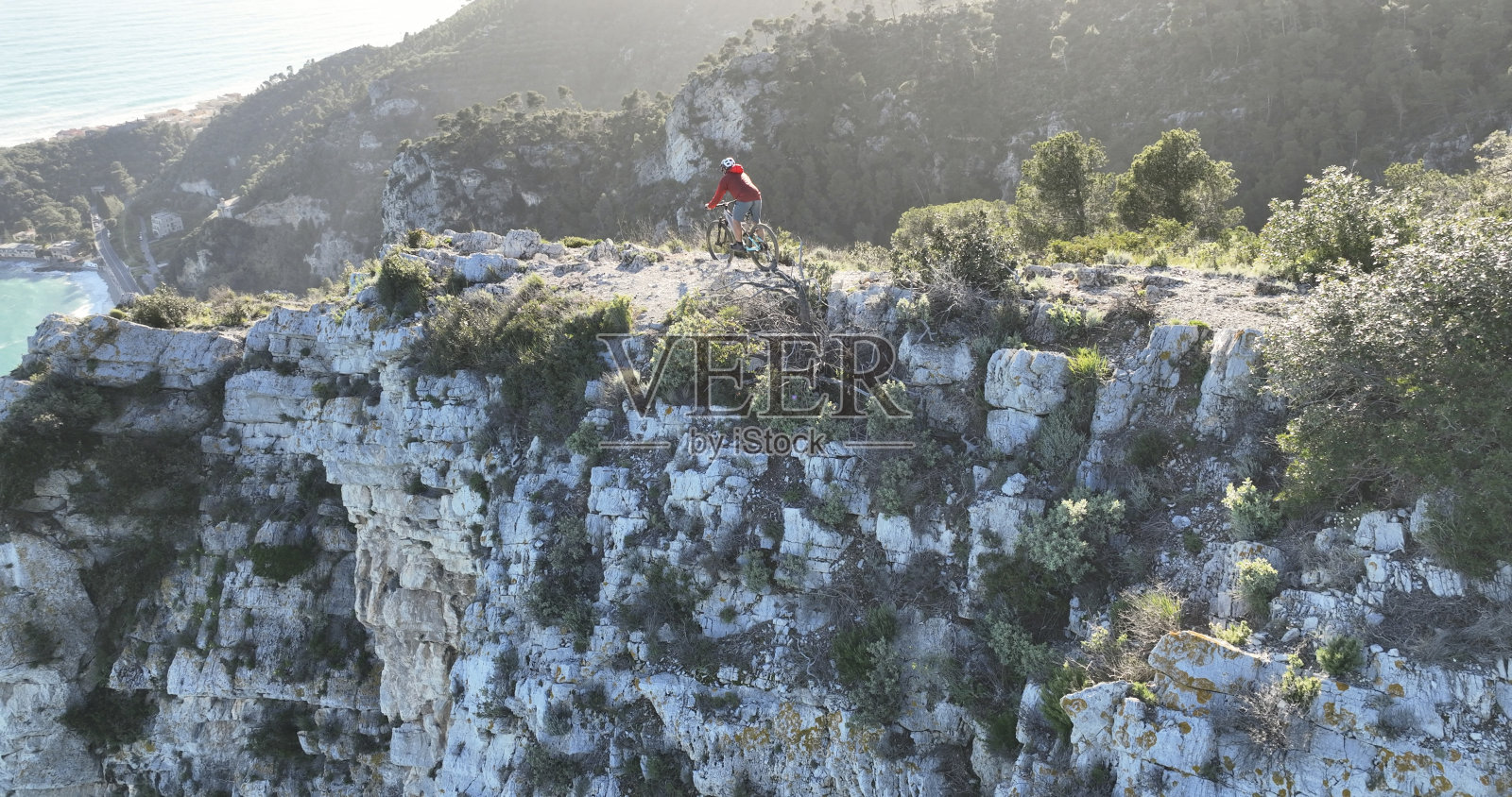 男子骑电动山地车鸟瞰图照片摄影图片