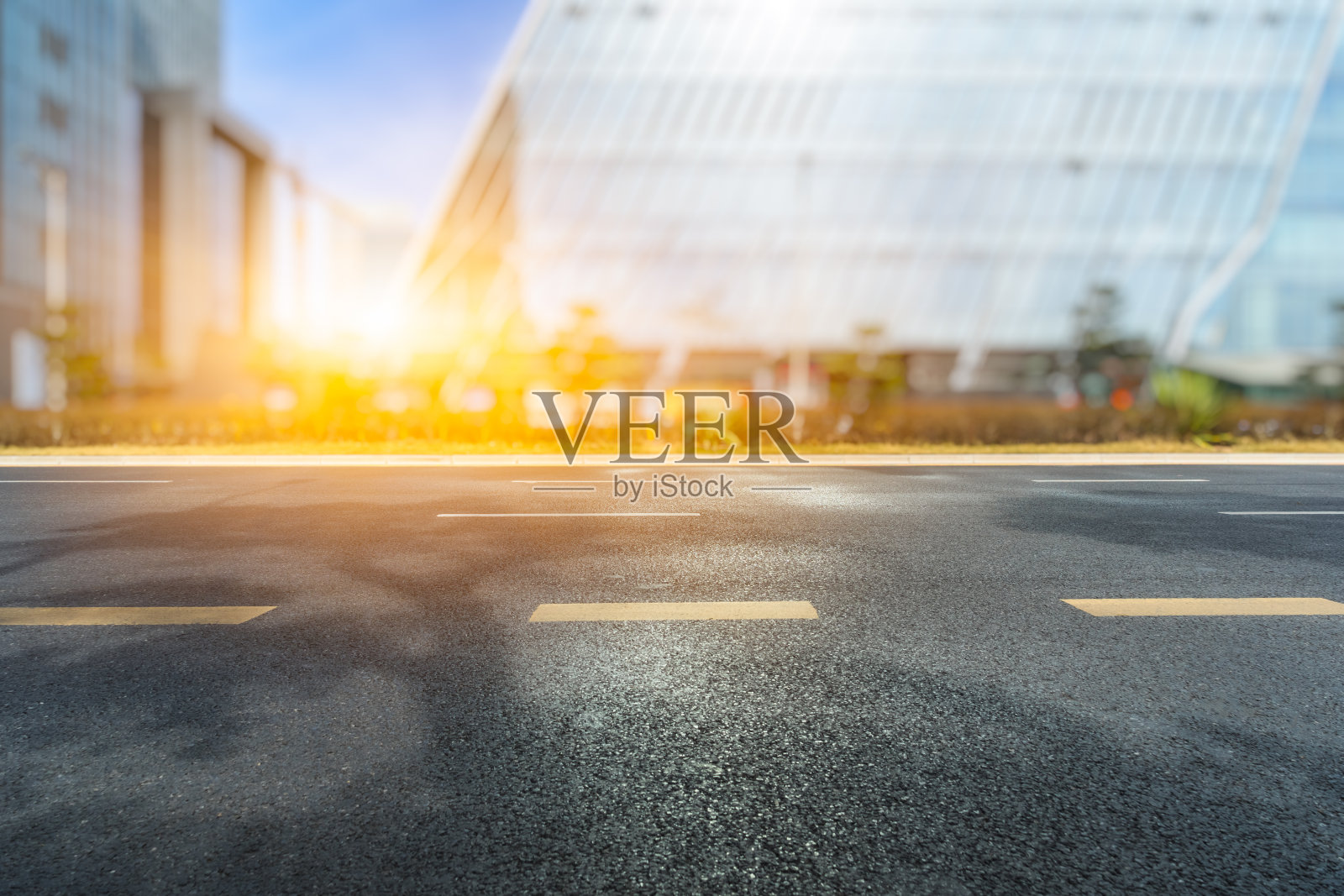 空旷的道路和现代办公大楼映衬着天空，中国照片摄影图片