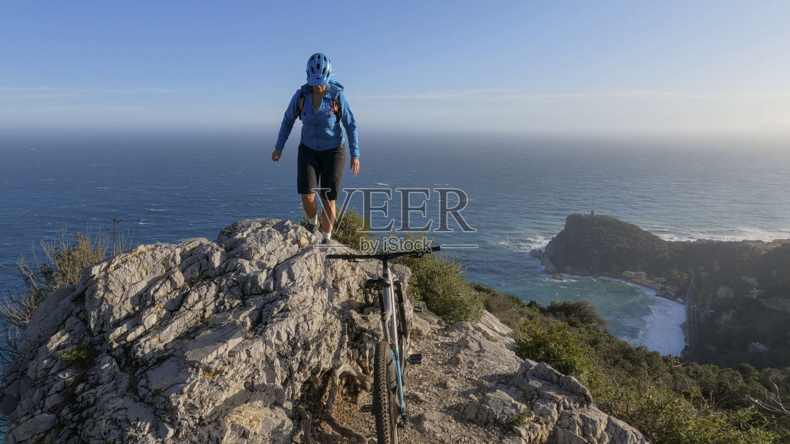 山地自行车手探索海岸线照片摄影图片