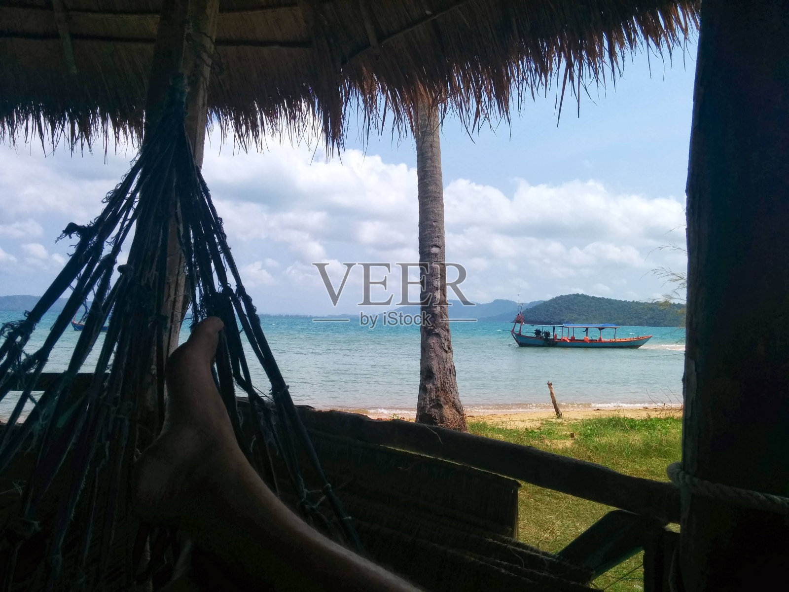 吊床和小屋俯瞰着柬埔寨的大海照片摄影图片