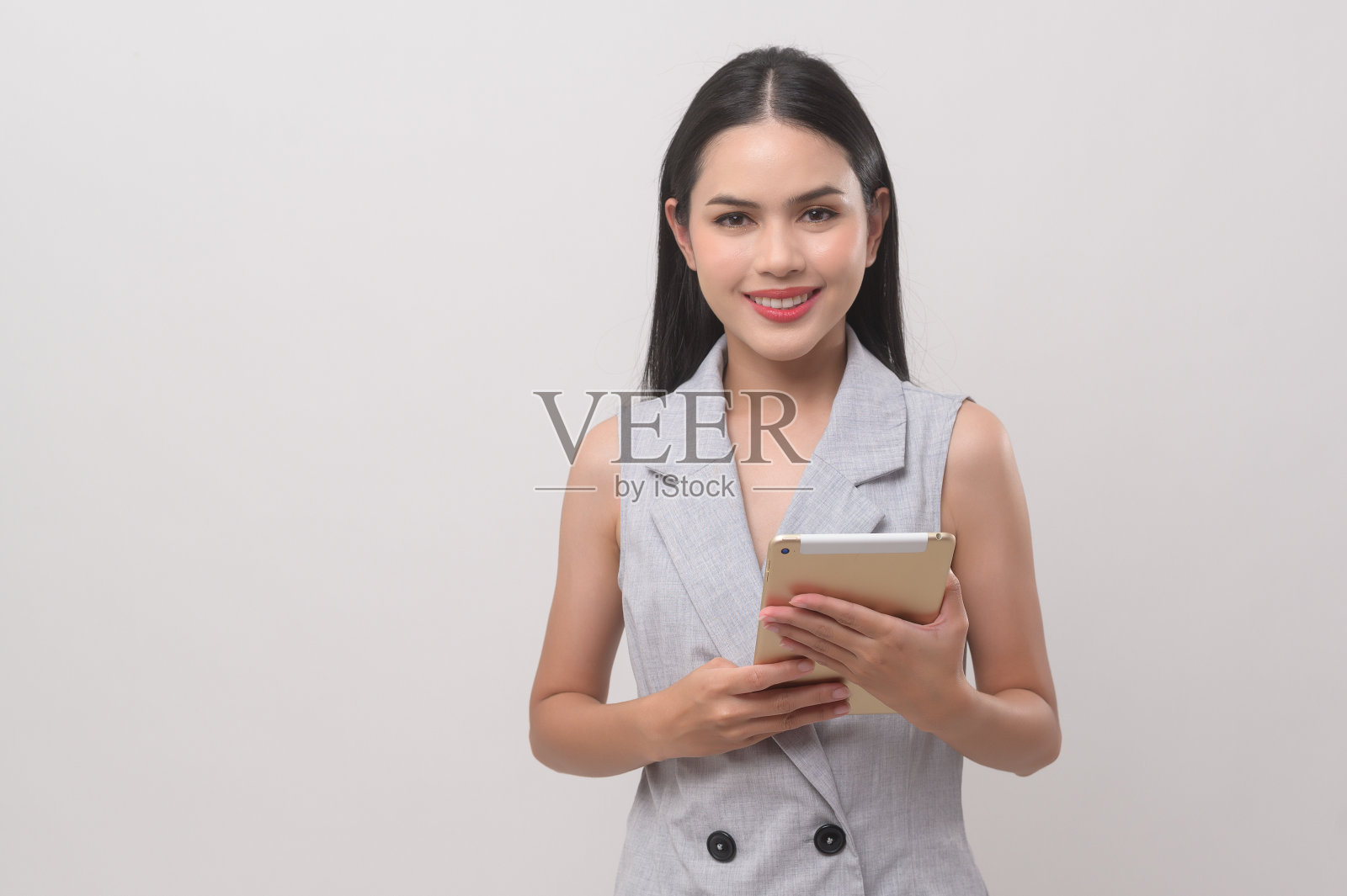 美女用白底平板，科技理念。照片摄影图片