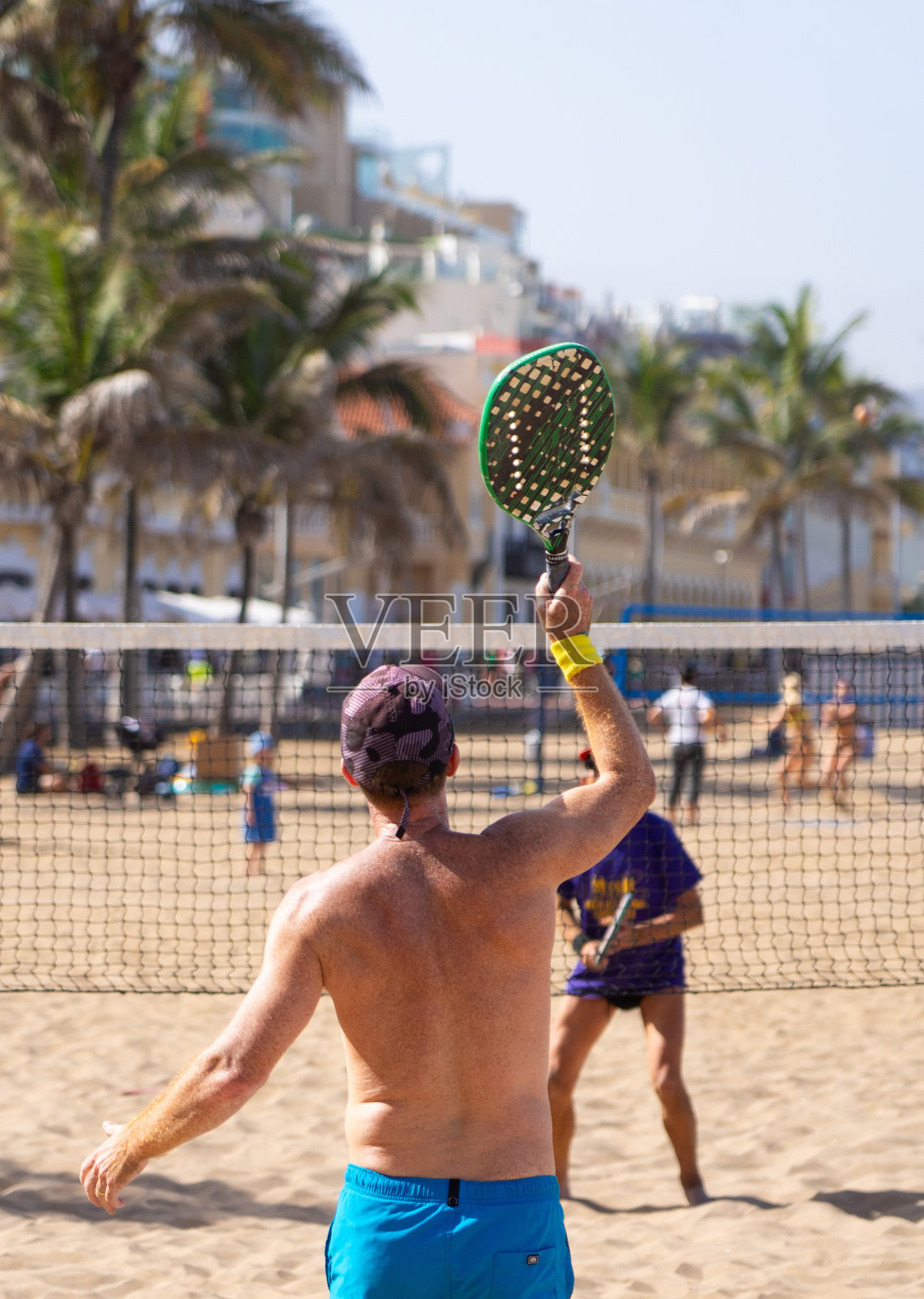 沙滩网球队正在比赛。成熟男人做运动照片摄影图片