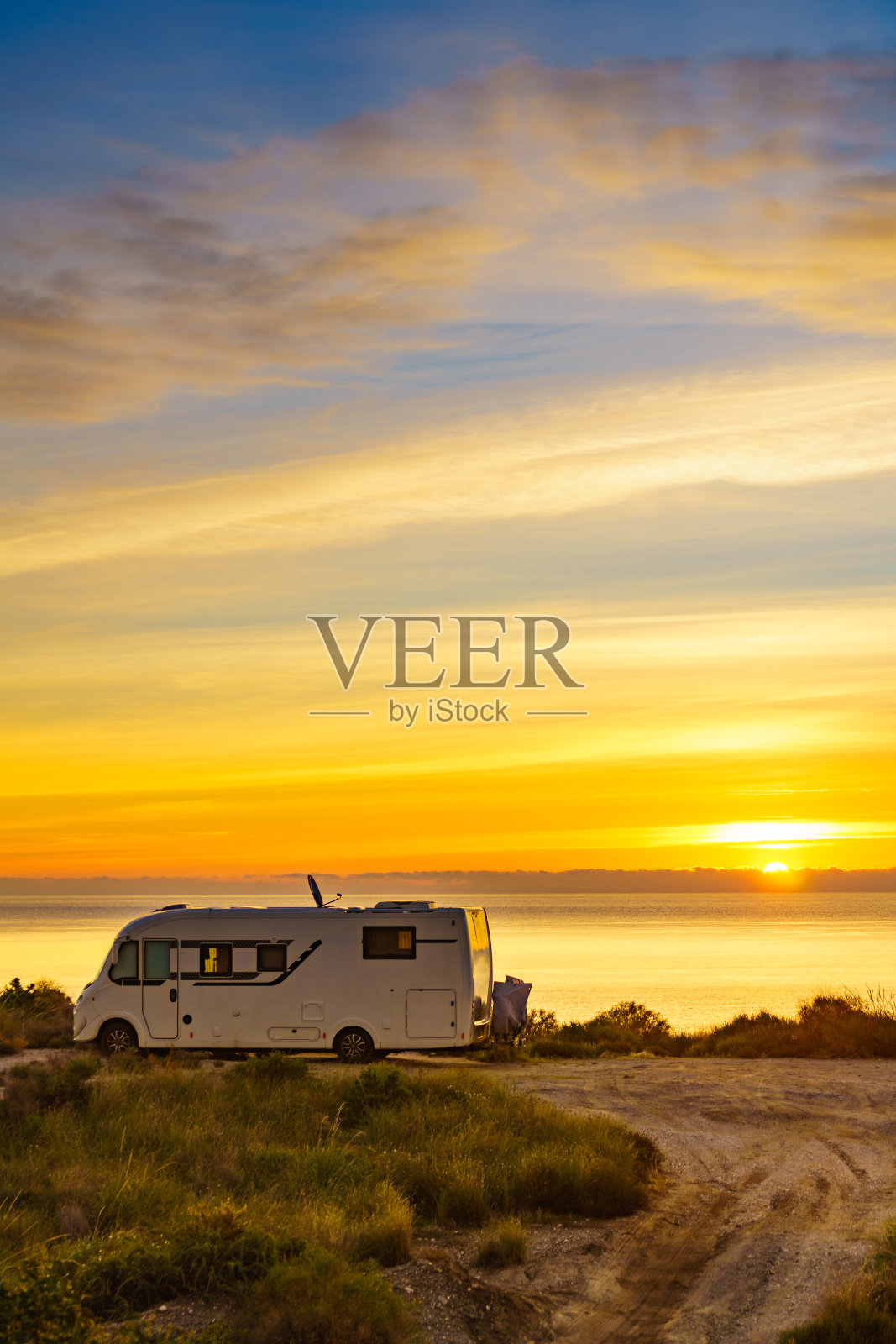 日出时海上的商队。照片摄影图片