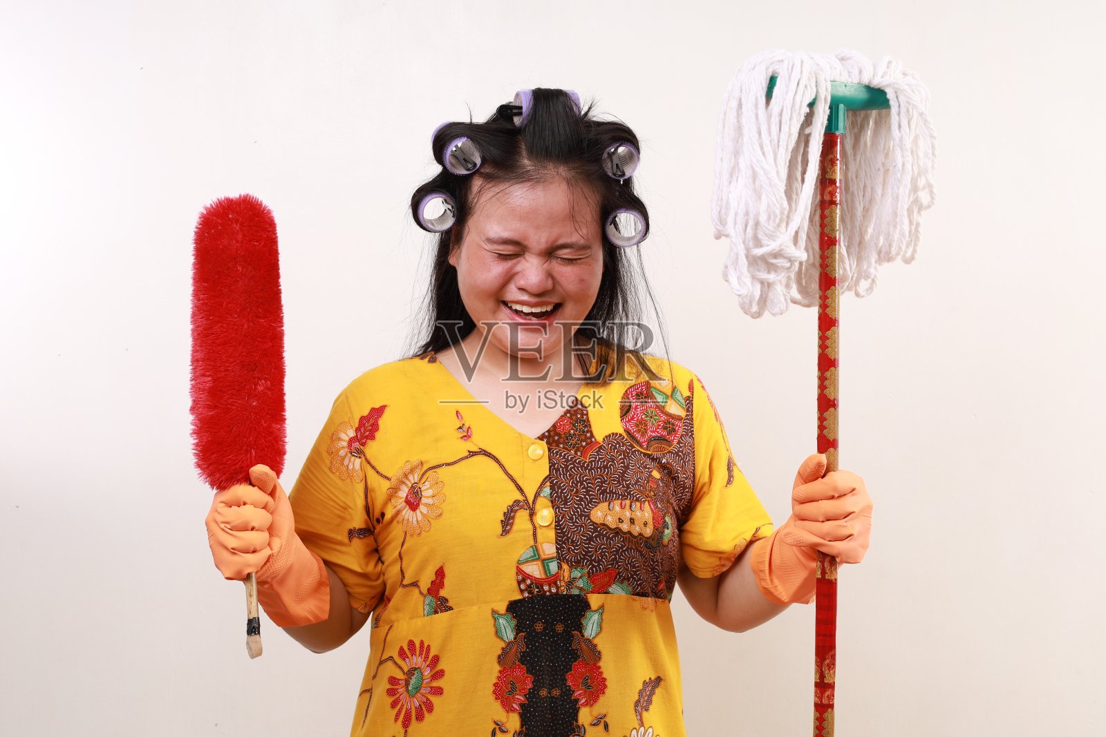 亚洲女管家拿着清洁工具尖叫照片摄影图片
