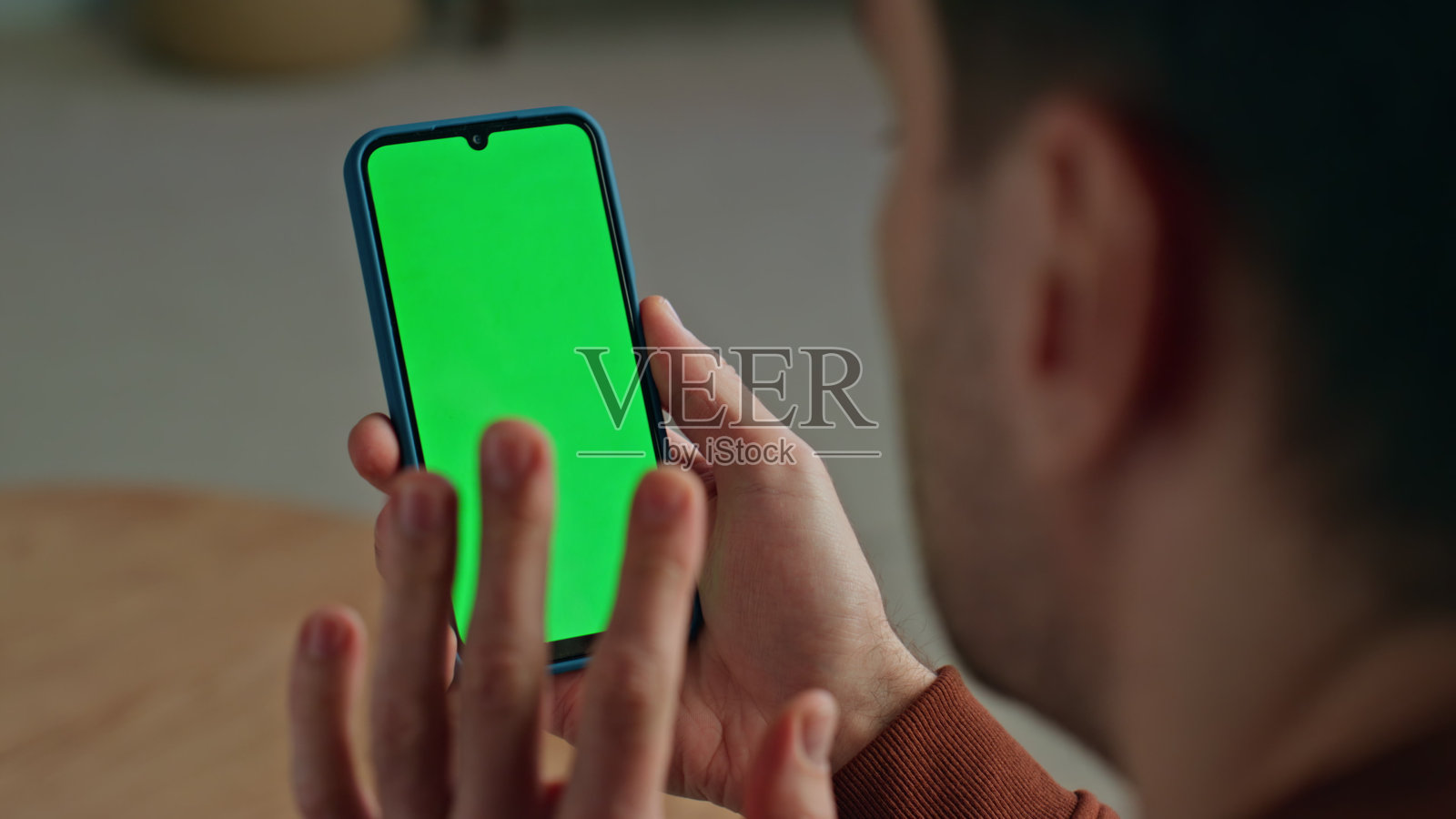 打手势的家伙视频通话模拟智能手机在平面特写。男士视频通话照片摄影图片