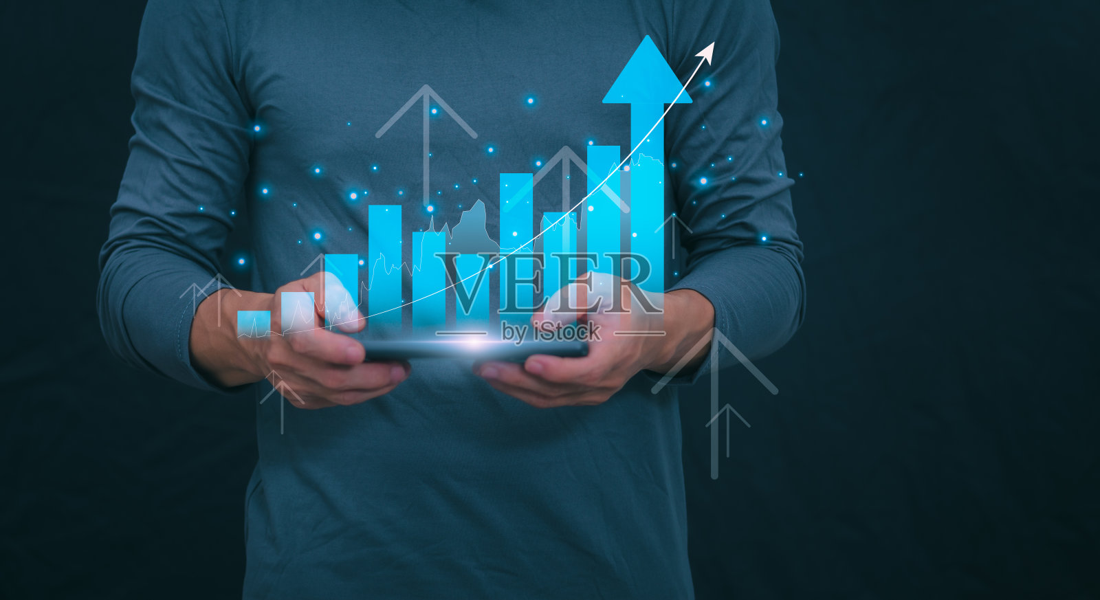 财务研究政府税收和计算纳税申报概念商人显示手头全息纳税网上纳税申报表填写概念支付，网上营销，业务流程。照片摄影图片