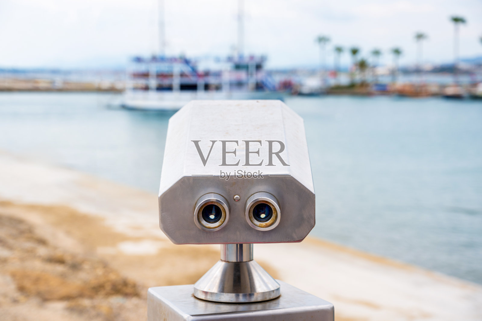 安塔利亚一侧，一个阳光明媚的冬日，日出时的固定观测双筒望远镜照片摄影图片