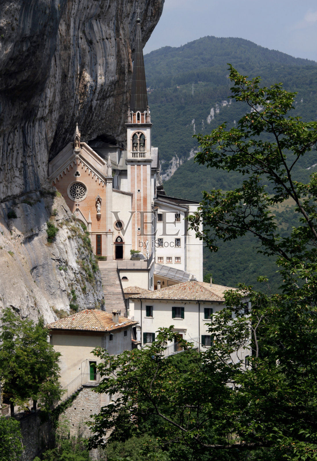 圣玛利亚德拉科罗娜教堂被群山环绕照片摄影图片
