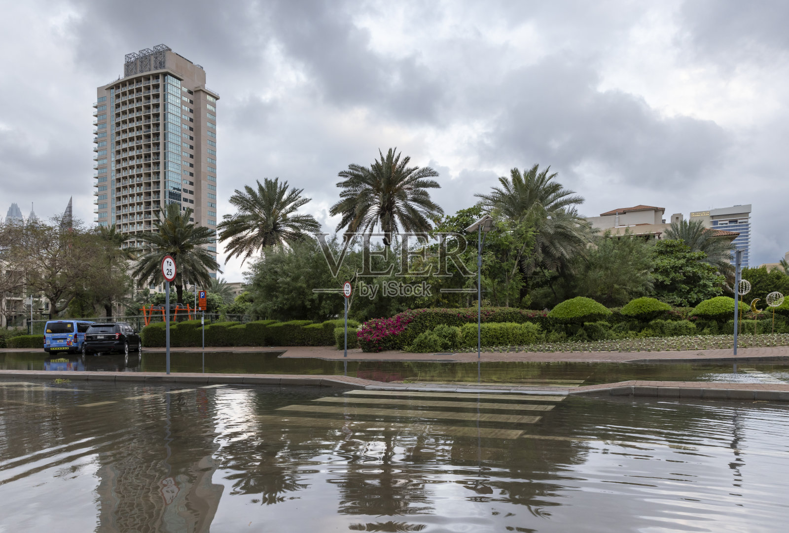 倾盆大雨过后，迪拜的居民区被洪水淹没照片摄影图片