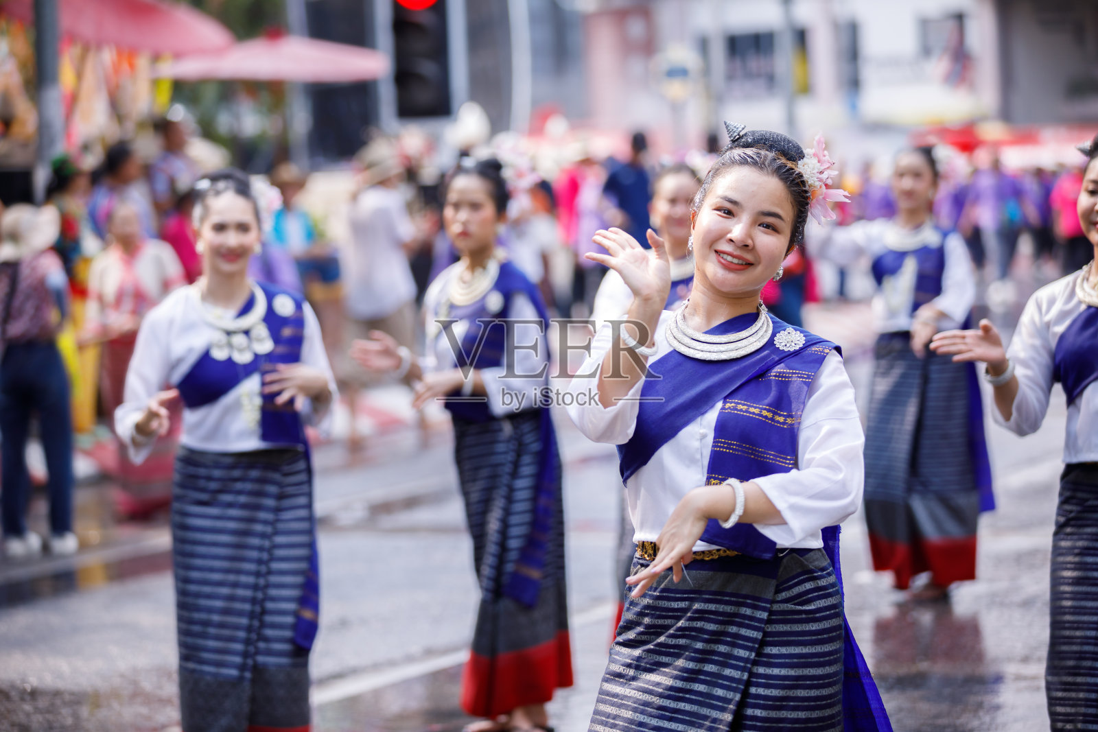泰国女舞者在游行中每年清迈宋干节(泰国新年)在泰国清迈。照片摄影图片