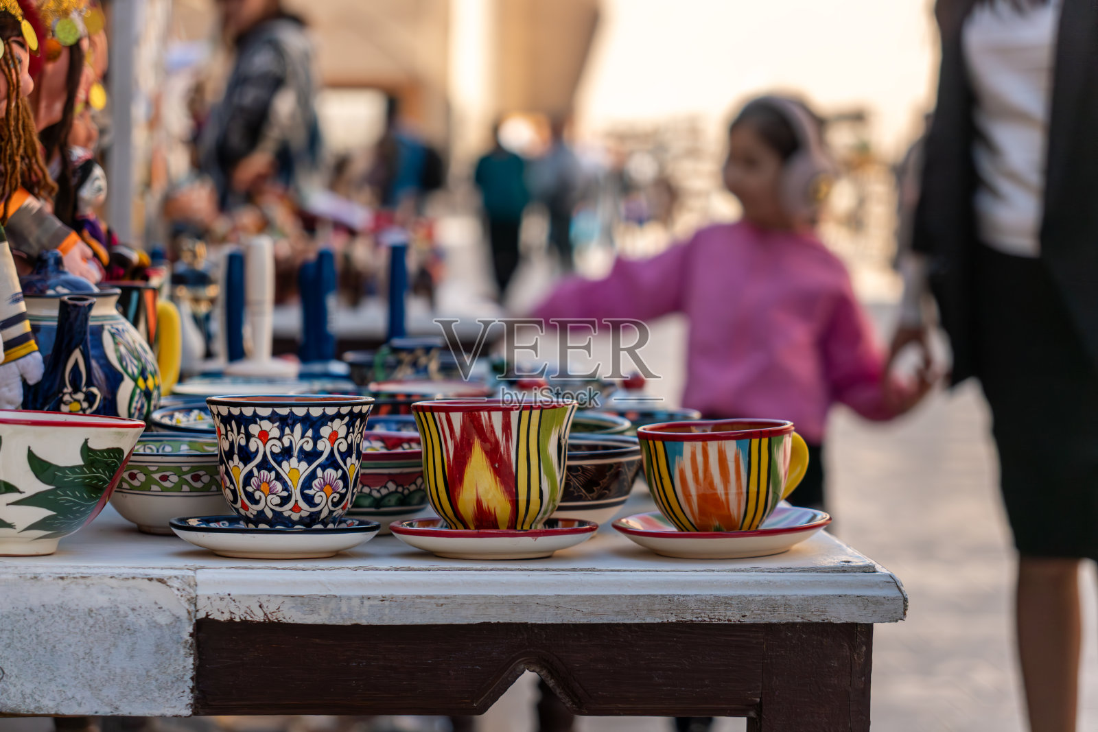 乌兹别克斯坦街头市场的盘子、杯子和罐子照片摄影图片