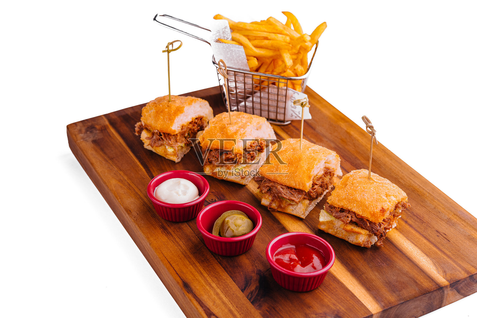 美味的滑块汉堡配薯条和蘸酱照片摄影图片