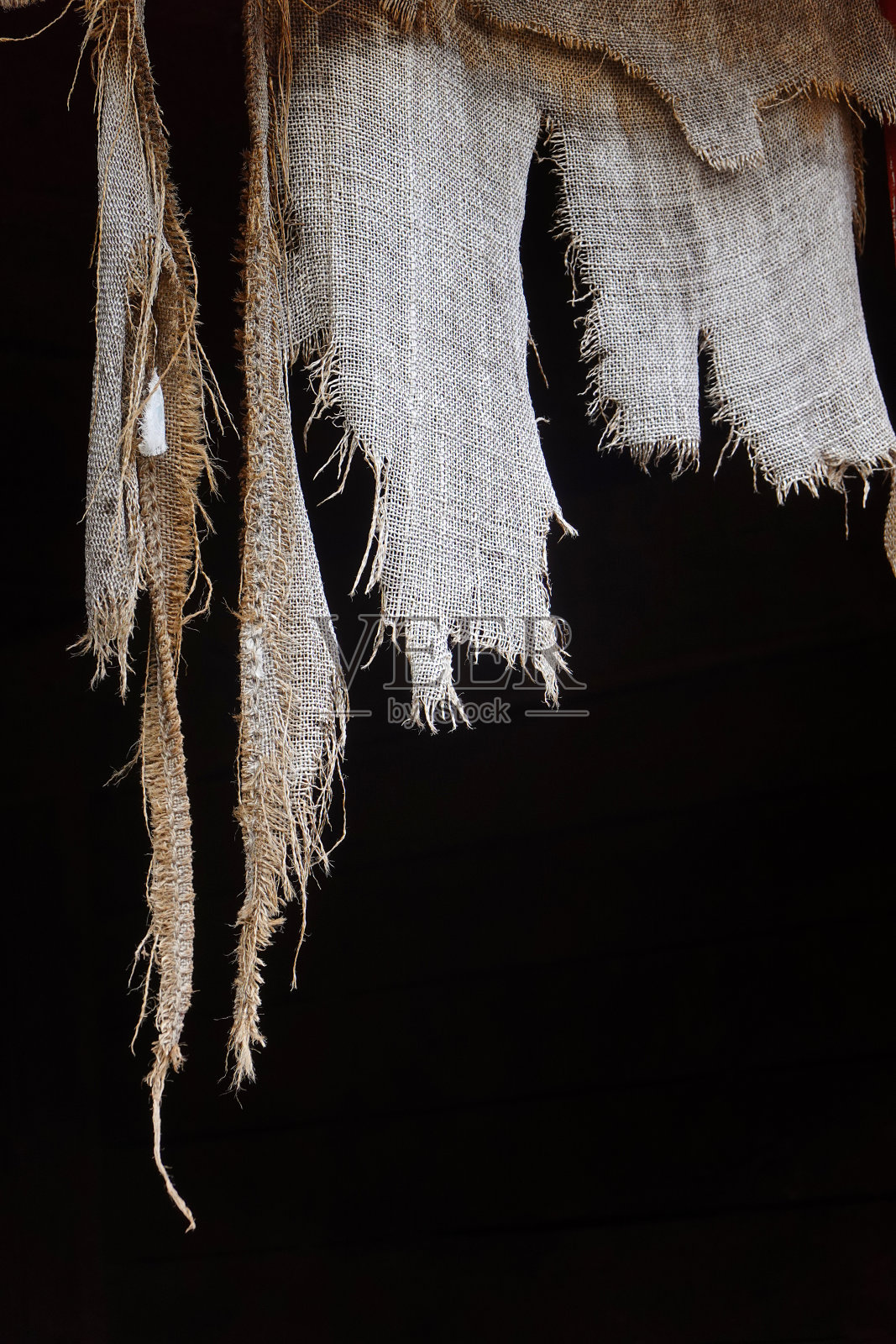 谷仓里破烂的粗麻布窗帘