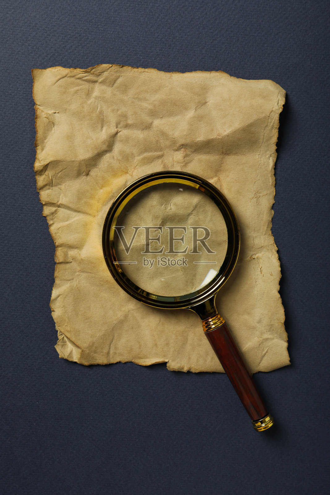 哥伦布日。放大镜和一张旧纸照片摄影图片