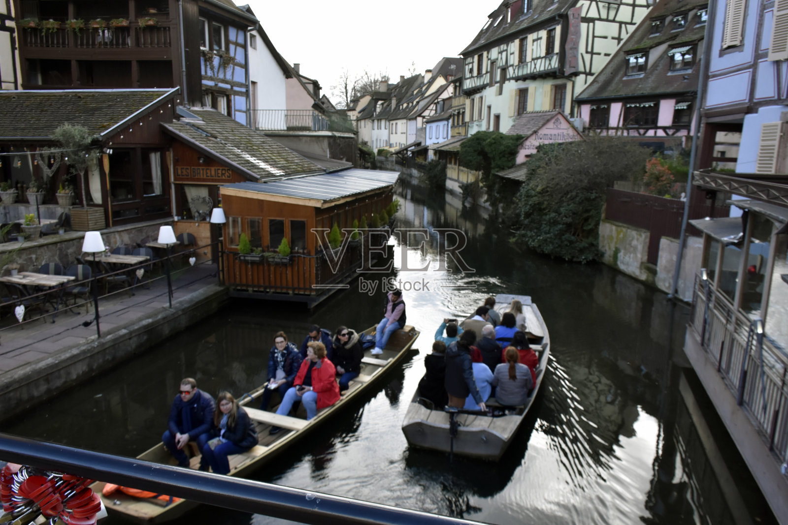 法国阿尔萨斯科尔马的小威尼斯，人们在科尔马河上乘船游览照片摄影图片