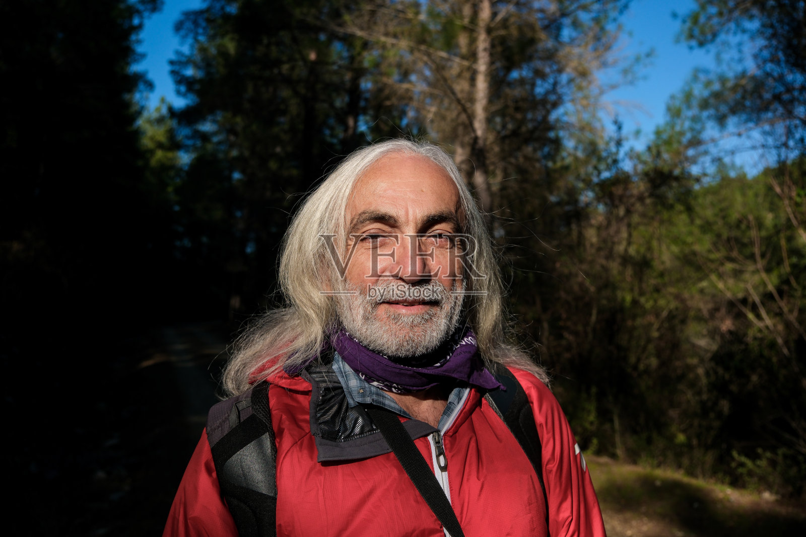 老人徒步旅行的肖像照片摄影图片