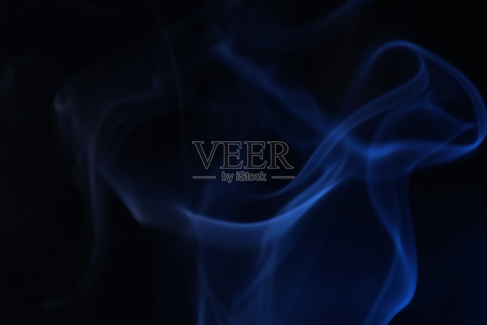 黑色背景上的紫色烟雾，色彩抽象照片摄影图片