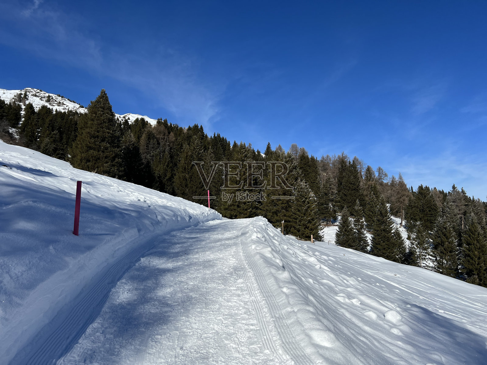 在瑞士阿尔卑斯山的旅游胜地Valbella和Lenzerheide地区，精心安排和清洁的冬季小径，适合步行，远足，运动和娱乐-瑞士格劳松州(Kanton graubnden，瑞士)照片摄影图片