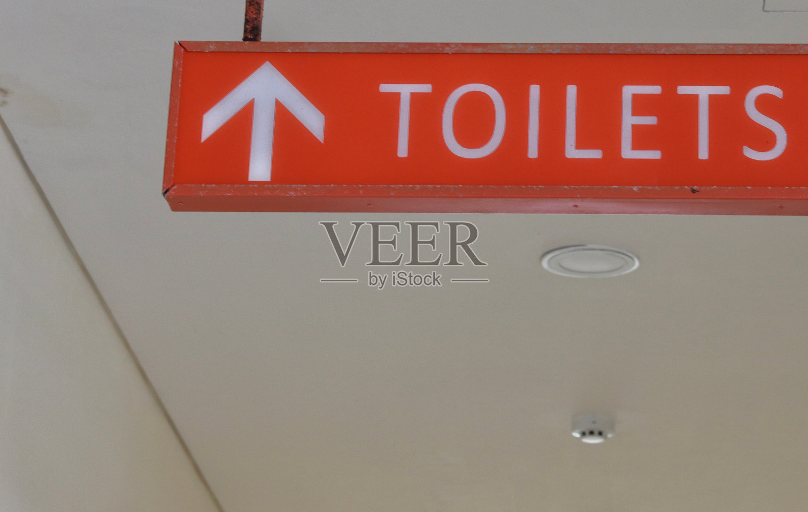 这块板上有一个橙色背景的厕所照片摄影图片