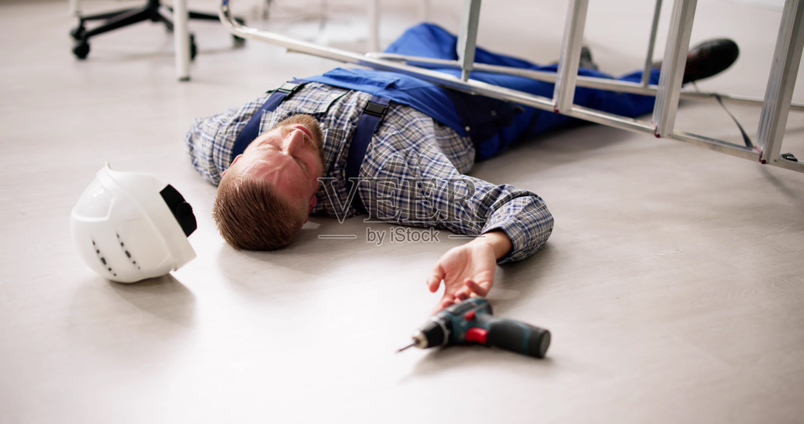 杂工从梯子上摔下来受伤照片摄影图片