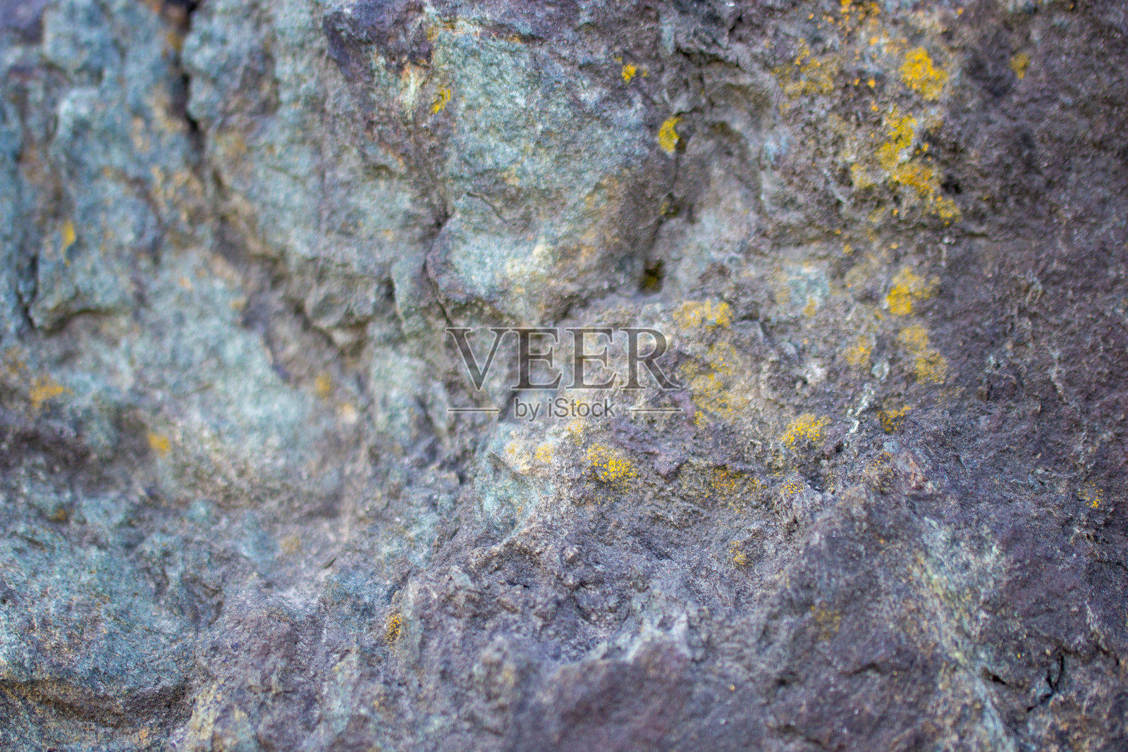 背景是石头的纹理。部分模糊的图像。有金色包裹体的蓝色石头照片摄影图片