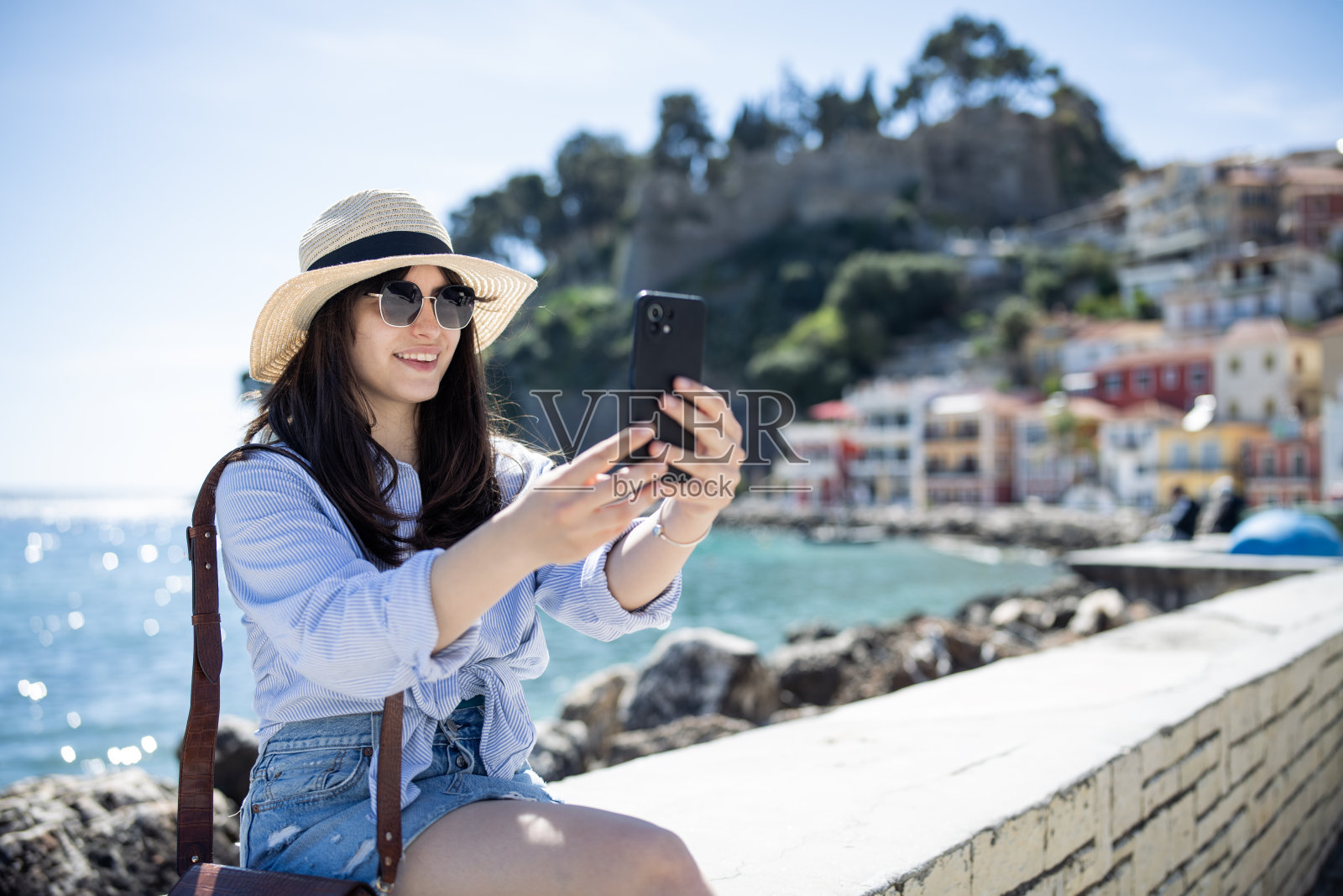 度假时在海边放松。照片摄影图片