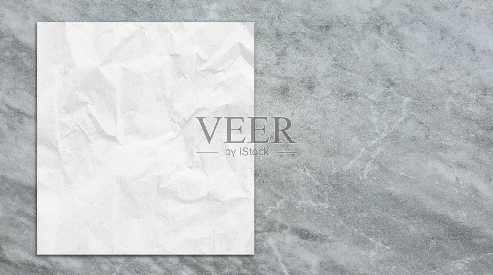 白色垃圾纸的特写放置在灰色皇帝大理石石桌与空白空间的设计。在顶视图漂亮的石头桌子上的空白白纸。照片摄影图片