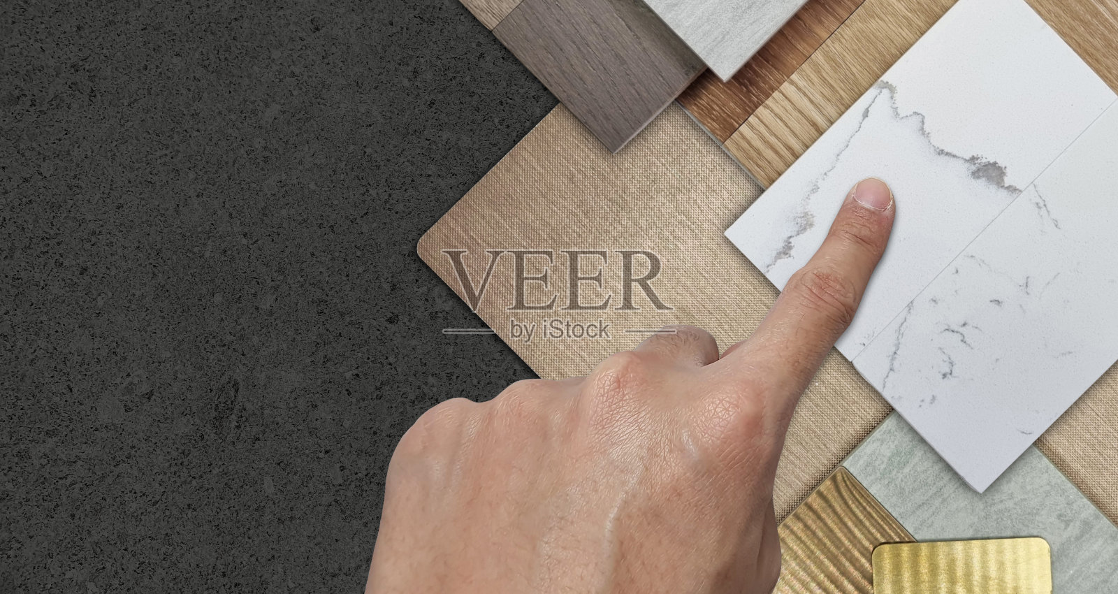 室内建筑师手工选择的材料样品包括拉丝金不锈钢，青铜层压，石材瓷砖，木地板，白色大理石石英，贴面。桌面视图。照片摄影图片