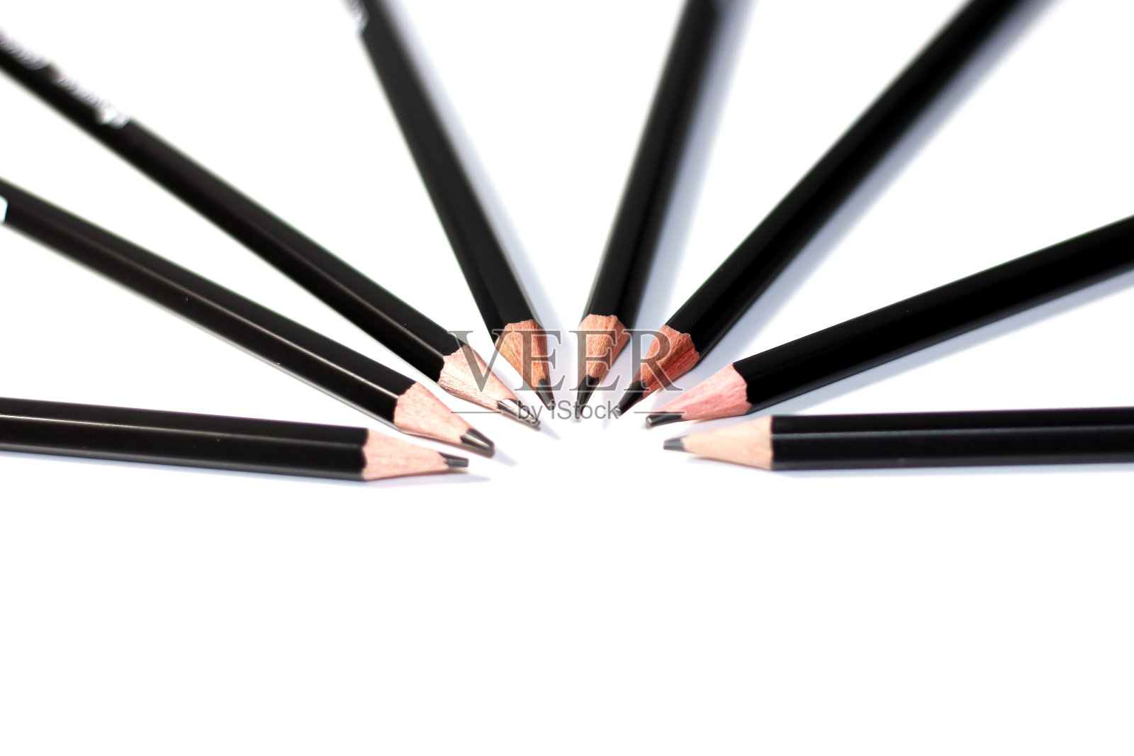 把铅笔的黑色放在白色的背景上。隔离的概念。照片摄影图片