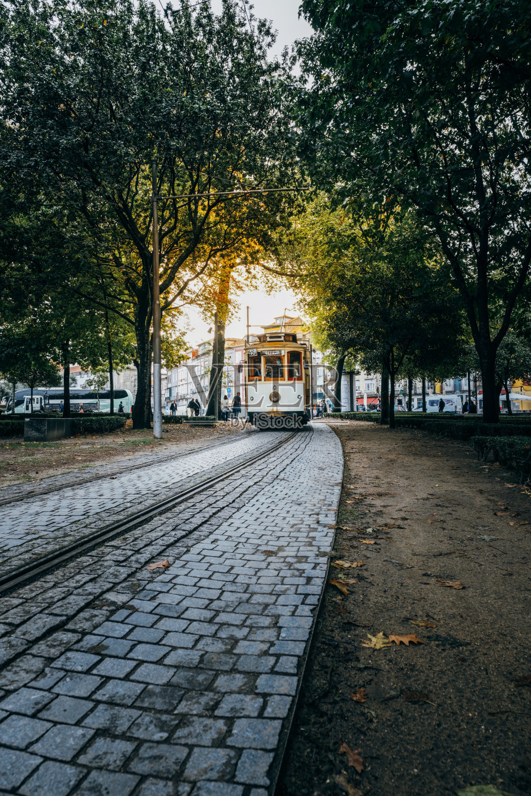 葡萄牙波尔图老城著名的复古旅游有轨电车街景。照片摄影图片