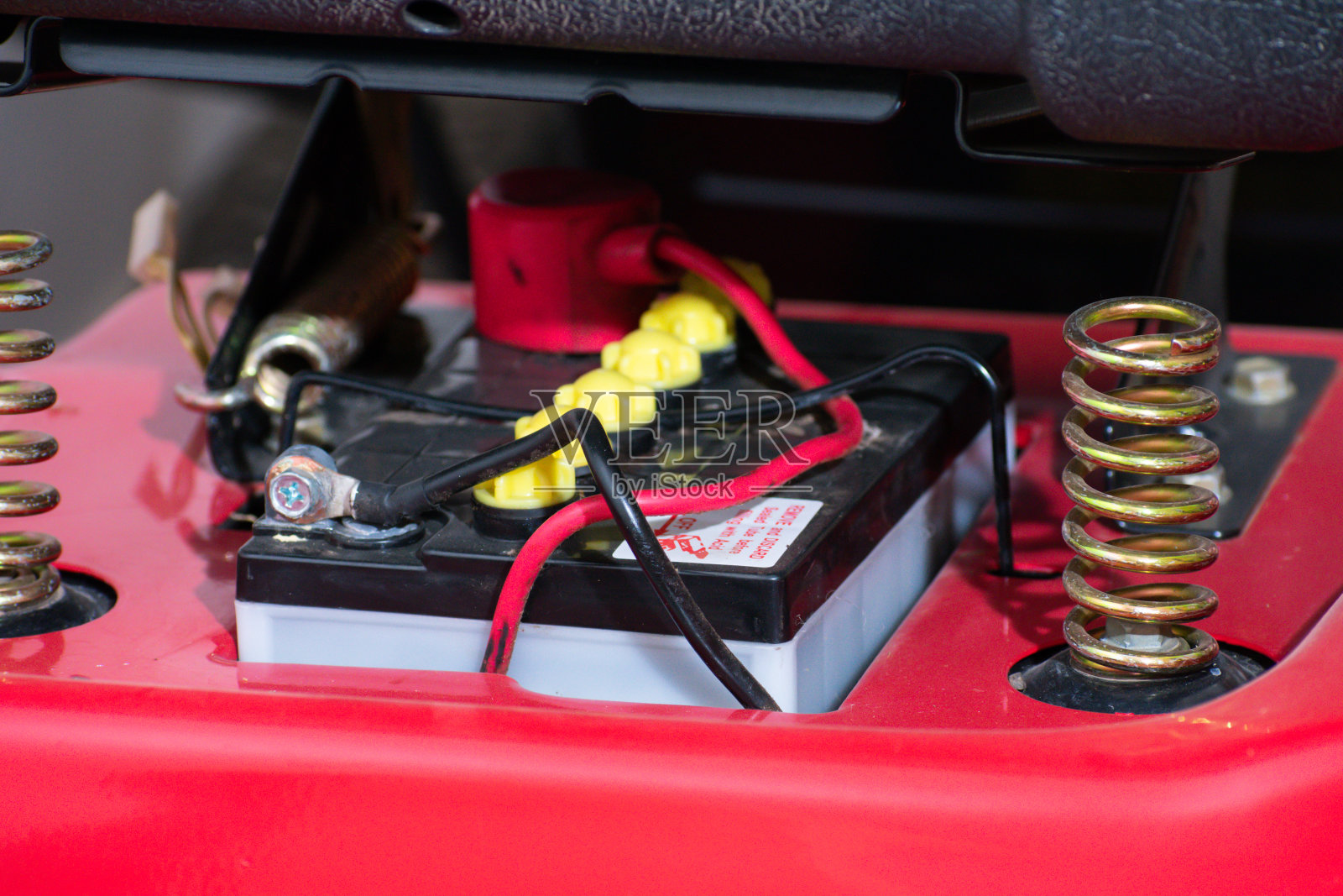 动力在运动:草坪拖拉机电池在工作照片摄影图片