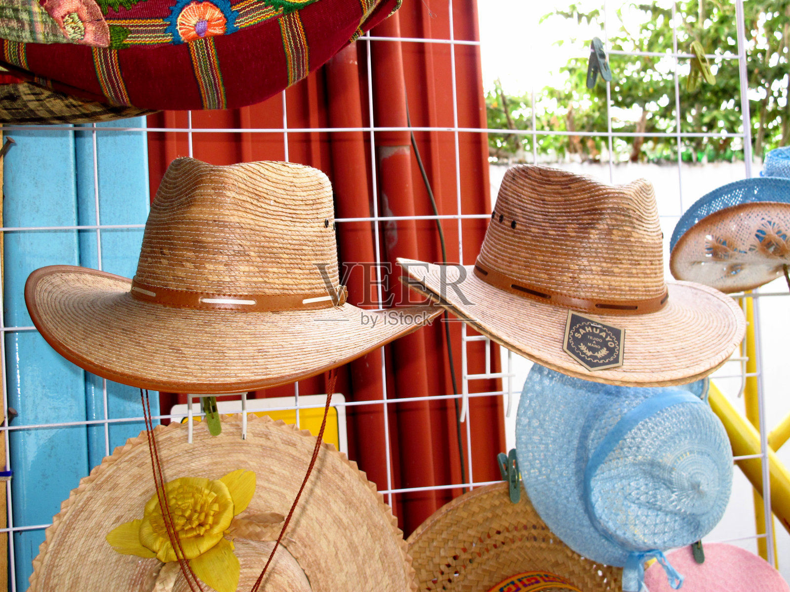 墨西哥乡村的当地帽子市场照片摄影图片