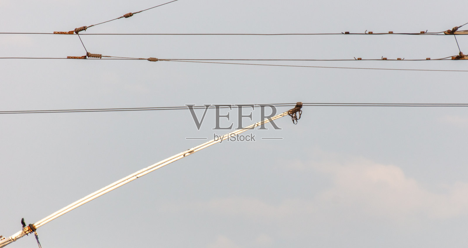 日落时，无轨电车的电线映衬着天空照片摄影图片