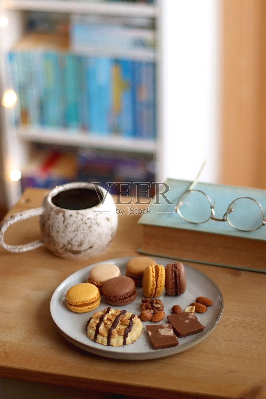 饼干，巧克力，咖啡和书照片摄影图片