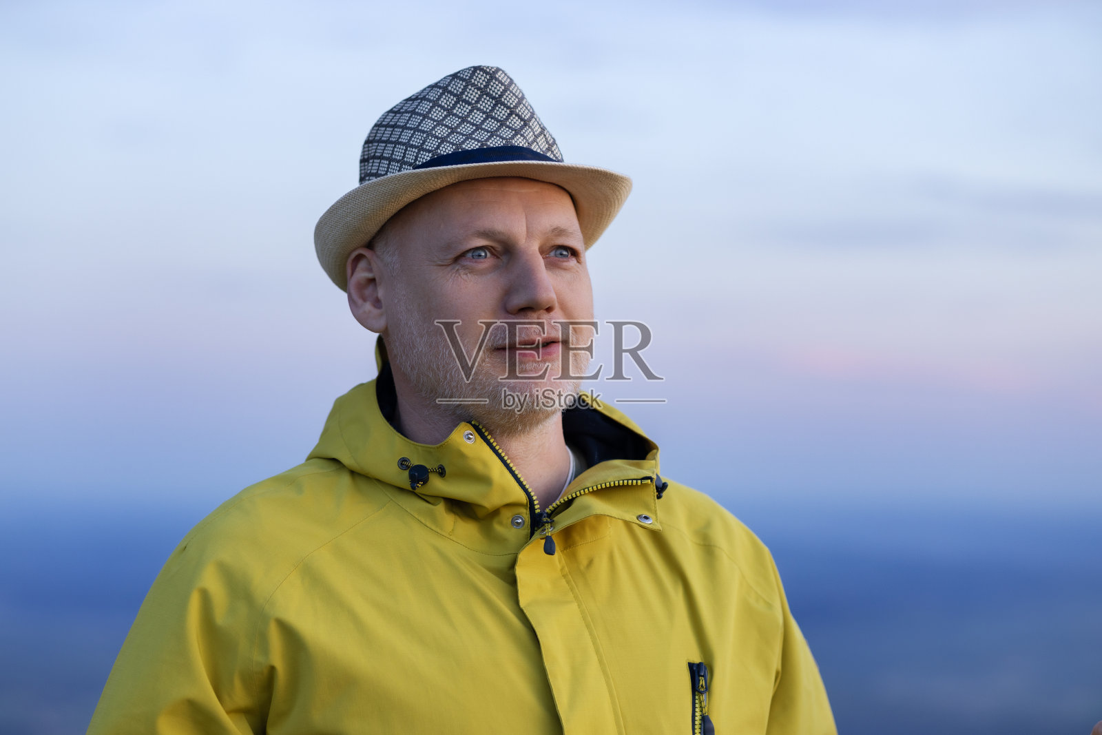 一个中年男子惊奇地望向远方照片摄影图片