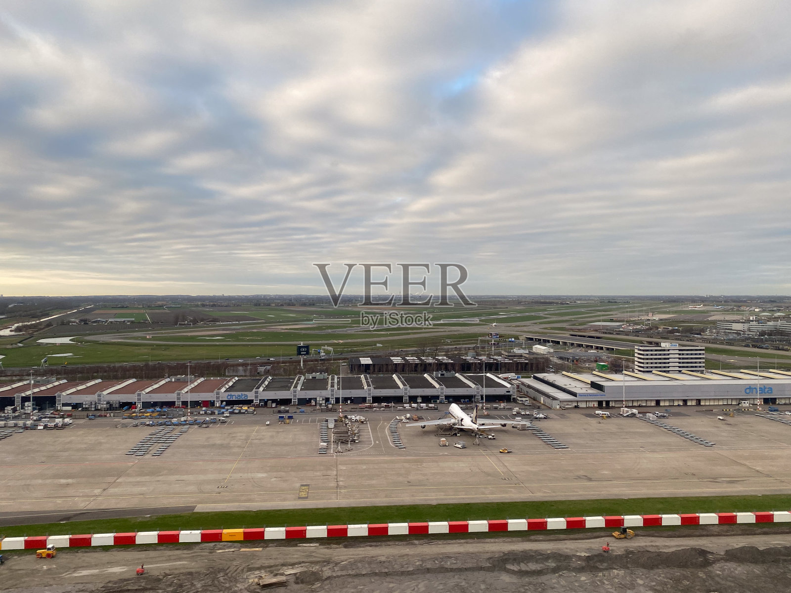 从喷气式飞机窗口鸟瞰荷兰史基浦机场航站楼照片摄影图片