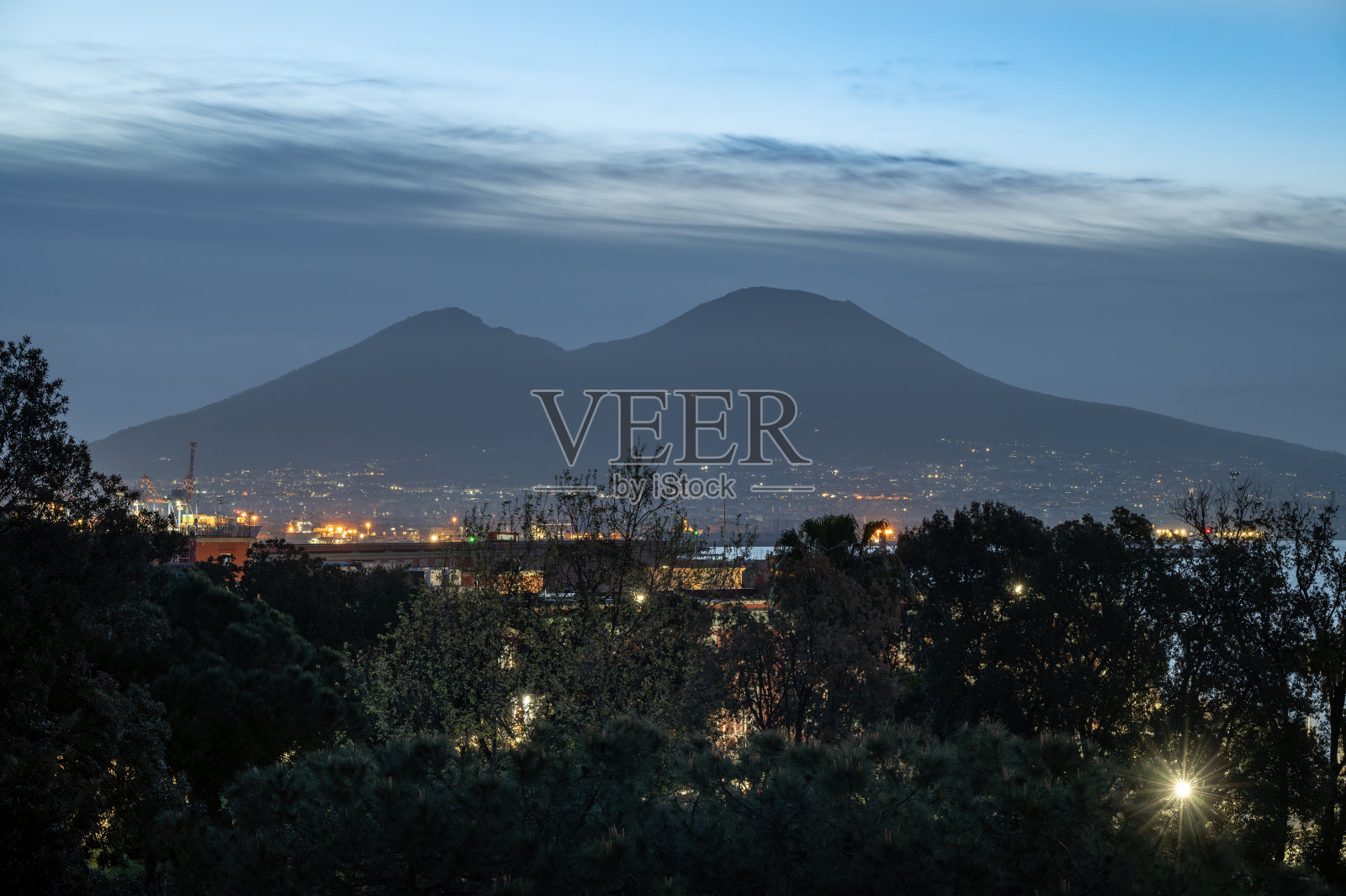 黄昏的维苏威火山照片摄影图片