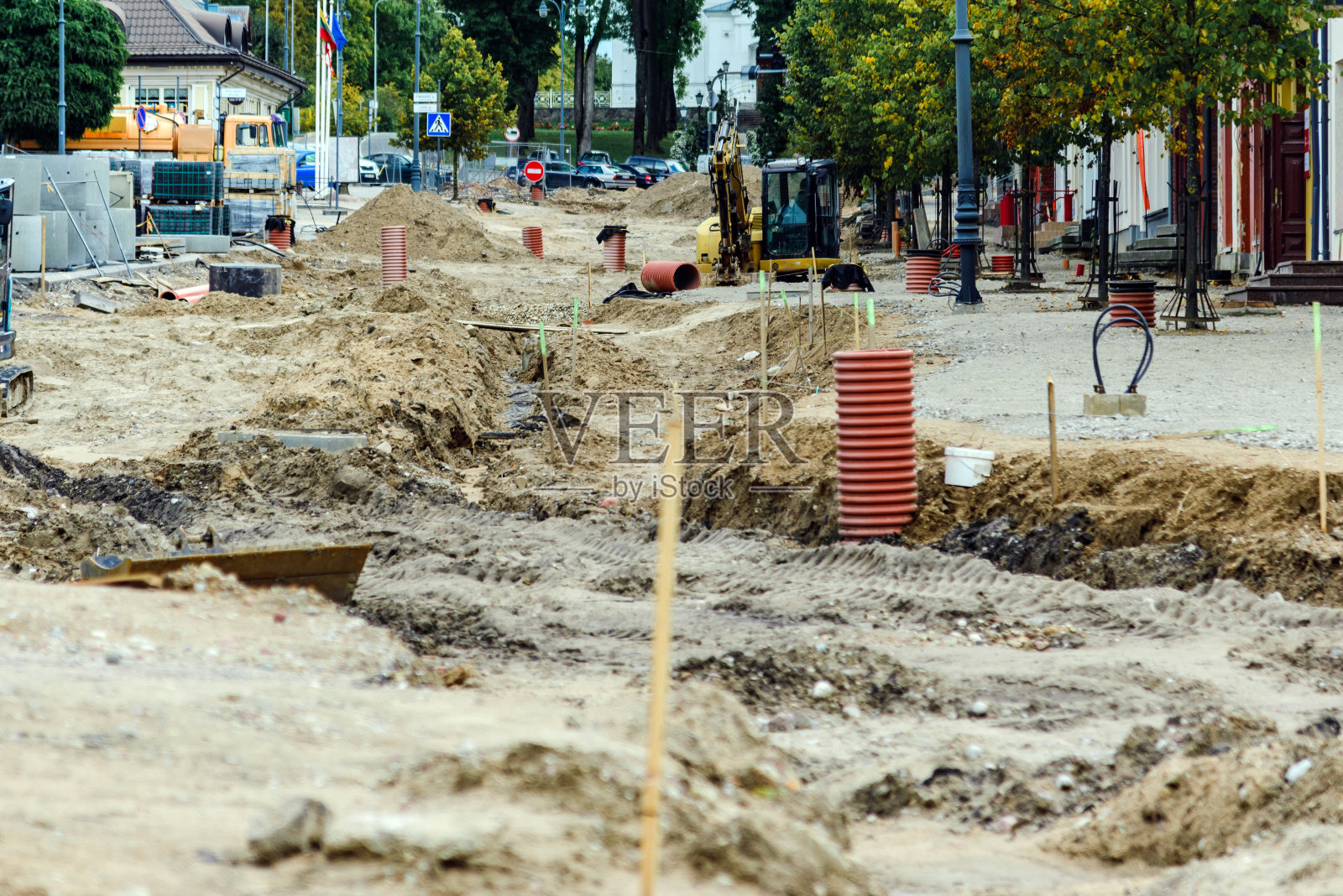 城镇街道道路建设。道路施工。在一个小镇修路。有选择性的重点。照片摄影图片