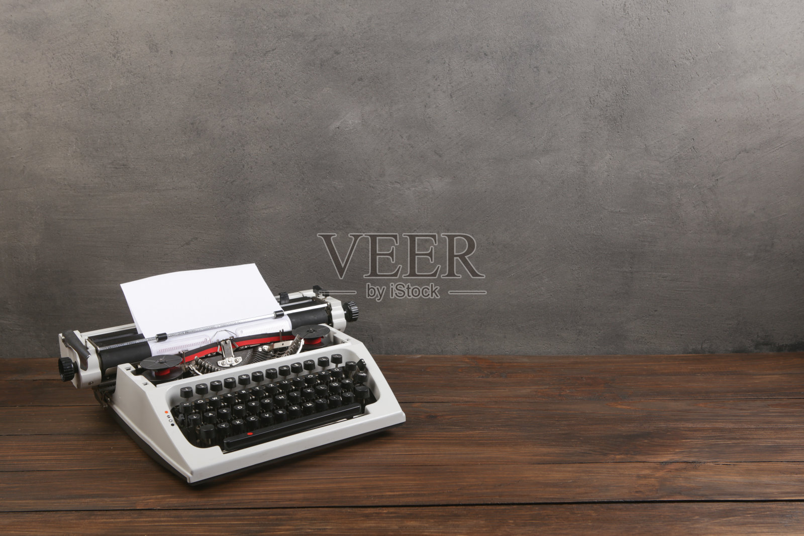 桌上放着老式打字机，木桌上放着空白纸——写作、新闻、博客的概念照片摄影图片