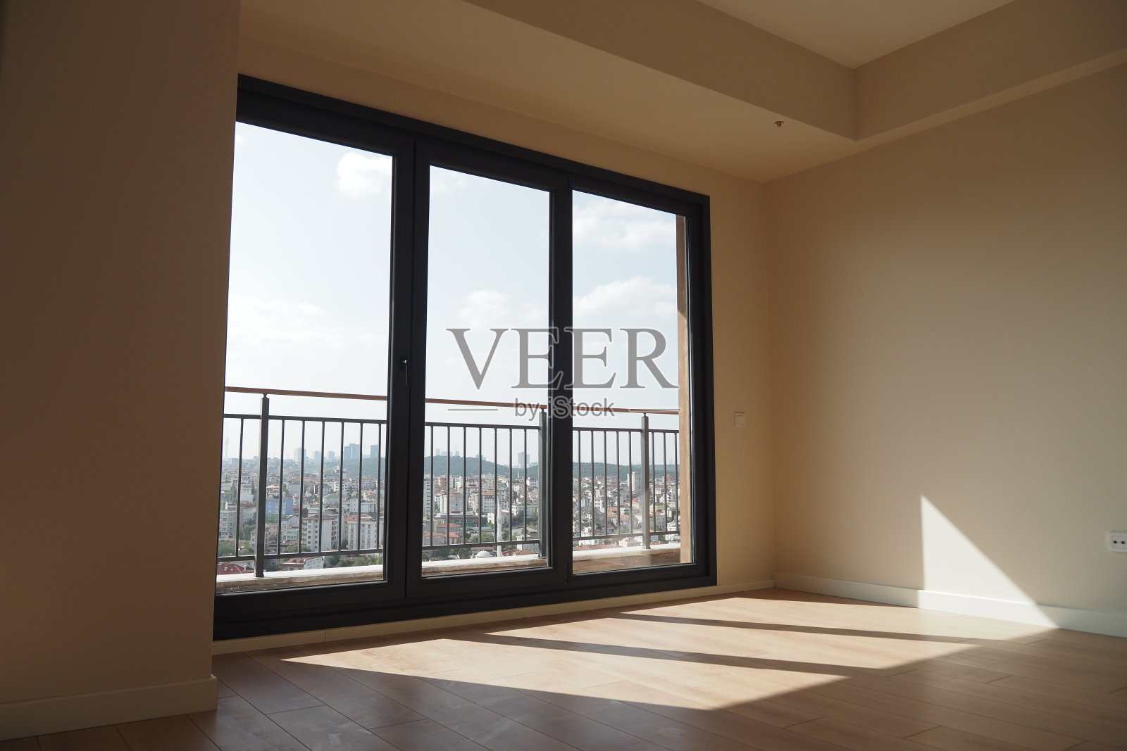 带有彩色窗户的现代建筑。城市建筑照片摄影图片